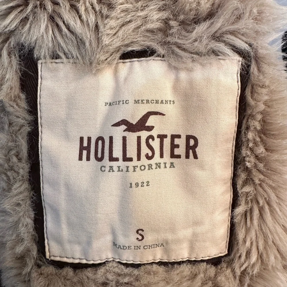 Hollister woman’s brown coat with faux fur lining size small - Picture 4 of 5